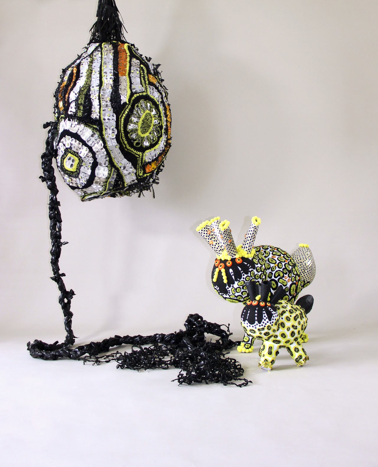 Familia de abejas y panal, obra de Mariana Fioramonti